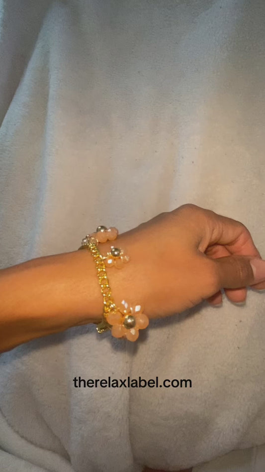 Champagne Daisies Gold Charm Bracelet 😍